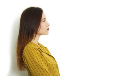 Beyaz arka plan önünde duran ve tarafında çerçeve ile boşluk metniniz için çok yer arıyorum güzel genç çekici kadın