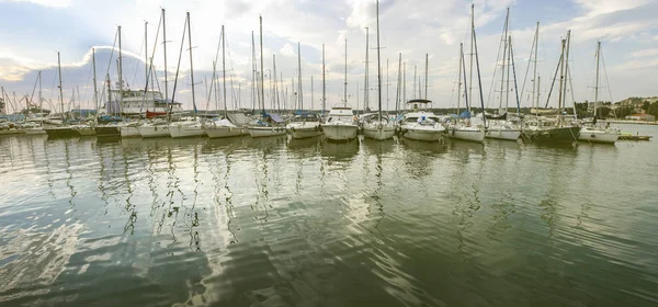 Marina en la orilla de Pula — Foto de Stock