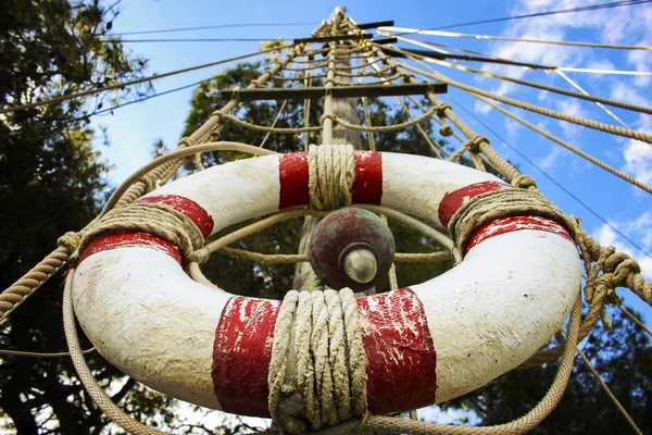 Lifebelt op de houten mast — Stockfoto