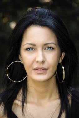 Uzun siyah saçlı model