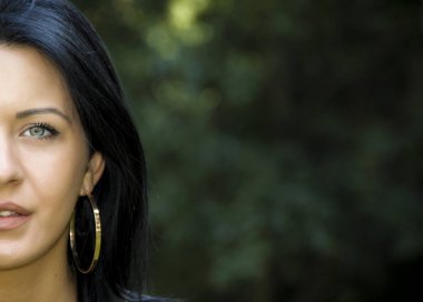 Uzun siyah saçlı model