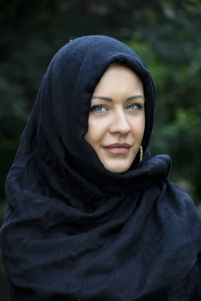 Signora musulmana in sciarpa — Foto Stock