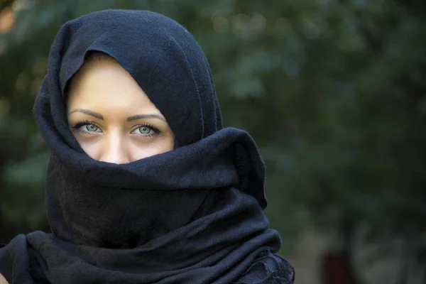 Muslim lady in scarf — Stock Photo, Image