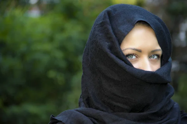 Muslim lady in scarf — Stock Photo, Image