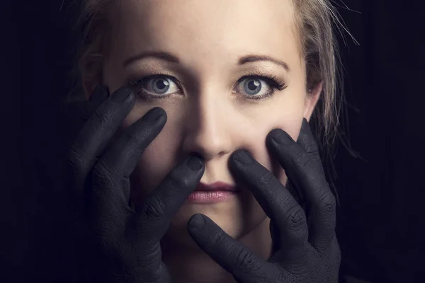 Paura Donna Bionda Afferrata Mani Nere Sul Viso — Foto Stock