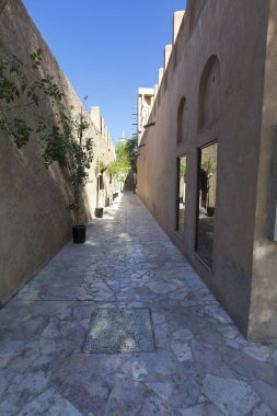 Dubai uzun ve dar müttefik şekilde eski kahverengi binalar ile