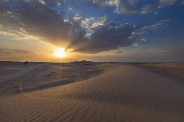 Landschaft Einer Sanddüne Mit Wellen Und Wolken Bei Sonnenuntergang — Stockfoto