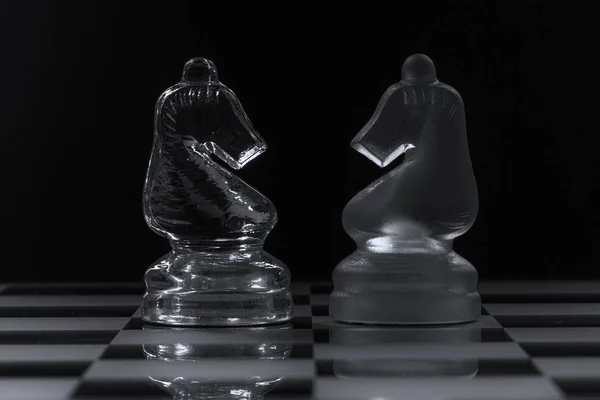 Две Стеклянные Шахматные Фигуры Рыцаря Лицом Друг Другу Черно Белом — стоковое фото