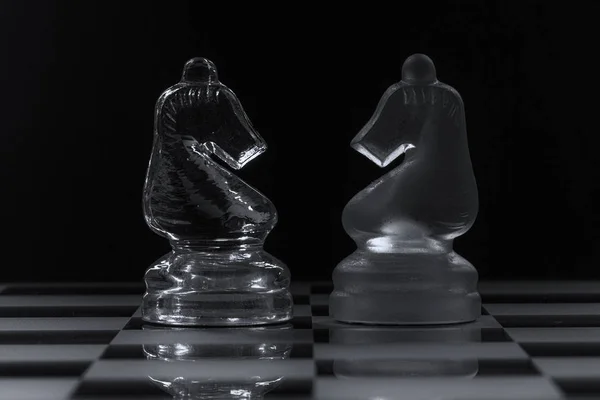 Deux Pièces Échecs Chevalier Verre Face Face Noir Blanc — Photo