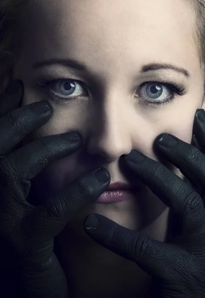 Verängstigte Blonde Frau Bei Künstlerischer Bekehrung Von Schwarzen Händen Gesicht — Stockfoto