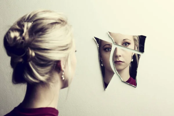 Frau Blickt Auf Ihr Gesicht Drei Scherben Zerbrochener Spiegel — Stockfoto