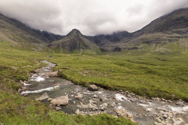 Isle of Skye manzara peri havuzları kayalık akışta şelale