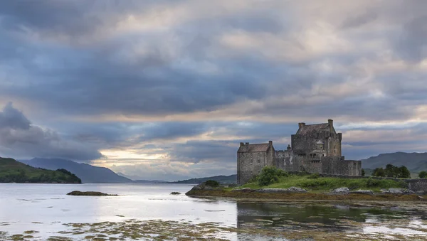 Castillo Eilean Donan Dornie Kyle Lochalsh Escocia Con Nubes Oscuras — Foto de Stock