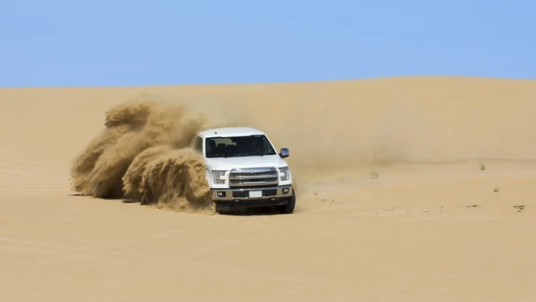 Ειδικό Όχημα Χρησιμότητας Οδήγηση Εκτός Δρόμου Μια Θίνη Άμμου Εικόνα Αρχείου