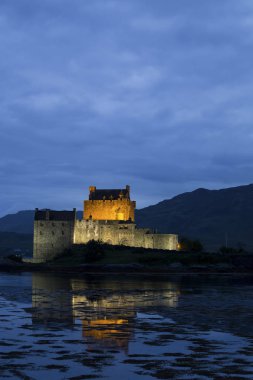 Eilean Donan Kalesi, Kyle Lochalsh İskoçya gece ışıkları ile üzerinde Dornie