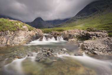 Isle of Skye manzara peri havuzları kayalık akışta şelale