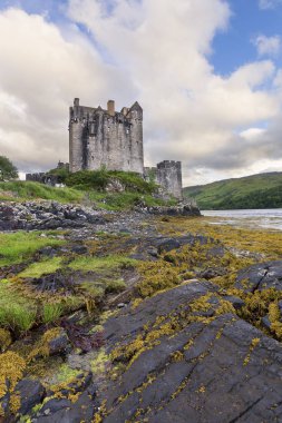 Eilean Donan Kalesi Dornie Kyle Lochalsh kara bulutlar ile İskoçya'da tarih itibariyle