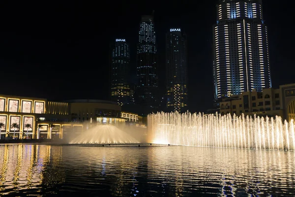 Der Beeindruckende Burj Khalifa Bei Nacht Mit Licht Und Spiegelung — Stockfoto