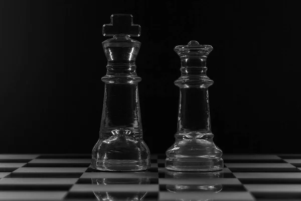 King Queen Glass Chess Pieces Facing Each Other Black White — Stock Photo, Image