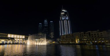 Etkileyici Burj Khalifa'nın bir ışıkları ile gece ve su yansıma