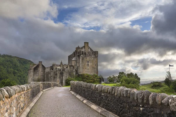 Castillo Eilean Donan Dornie Kyle Lochalsh Escocia Con Nubes Oscuras — Foto de Stock