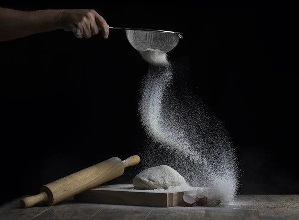 Mehl Wird Über Eine Teigkugel Auf Einem Holzbrett Mit Rolle — Stockfoto