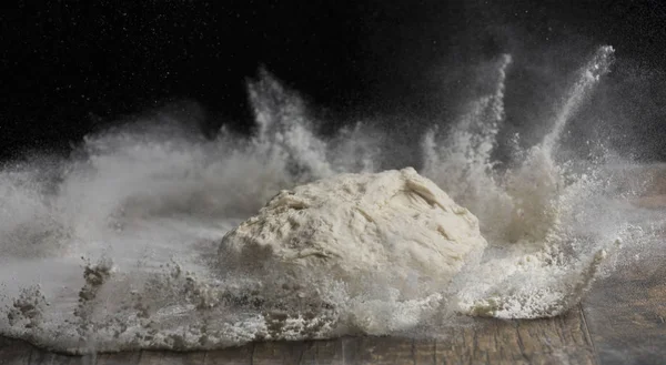 Studio Szczegół Zdjęcie Kulę Ciasta Chlebowego Spadające Mąkę — Zdjęcie stockowe