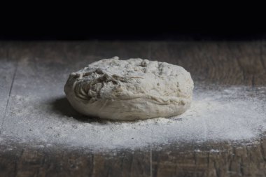 Studio fotoğraf topu ekmek yakın çekim ve un bir tablo sanatsal dönüştürme hakkında