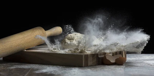 ローラーと卵の殻を粉に落ちるパン生地のボールのスタジオ写真 — ストック写真