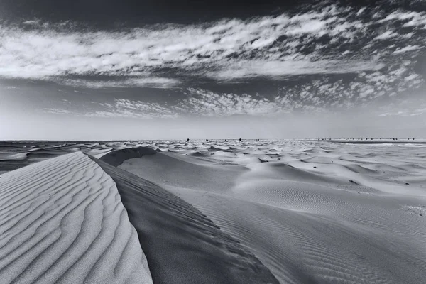 沙丘与云的景观与风模式艺术转换 — 图库照片