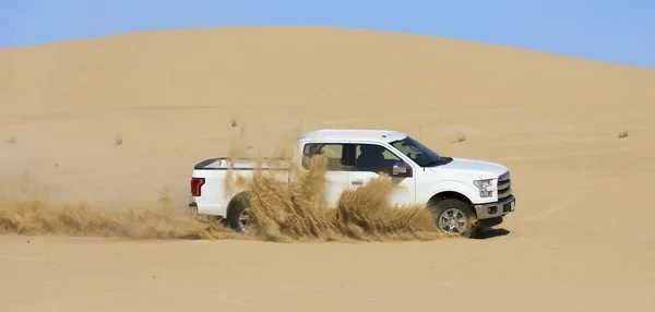 在沙丘上行驶越野的专用汽车 — 图库照片