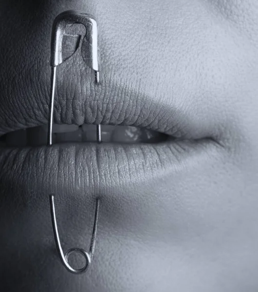 彼女の唇に安全ピンを持つ女性の功妙な概念の写真 — ストック写真