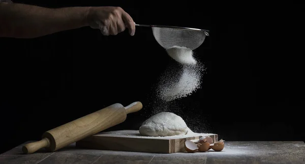 Mąka Jest Posypywać Kulę Ciasta Płycie Rolki Jaja — Zdjęcie stockowe