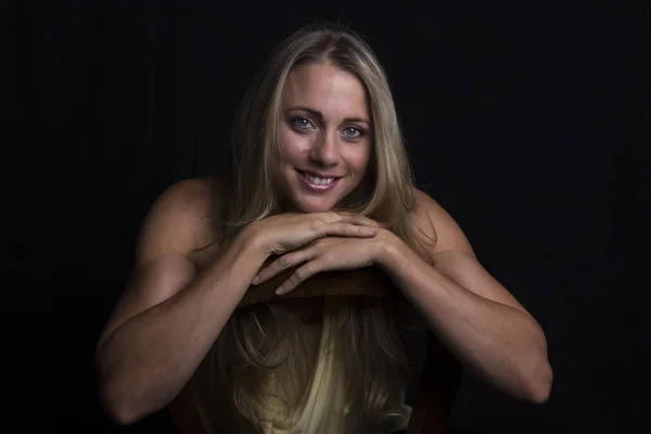 Hermoso Retrato Mujer Tomado Con Poca Luz Con Top Naranja — Foto de Stock