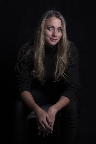 Hermoso Retrato Mujer Luz Baja Sentado Sofá Cuero Marrón —  Fotos de Stock