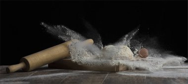 Ekmek hamuru merdane ve yumurta kabukları ile un üzerinde düşen topun Studio fotoğraf