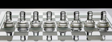 Cam satranç piyon siyah beyaz gölge ile gemide satırı