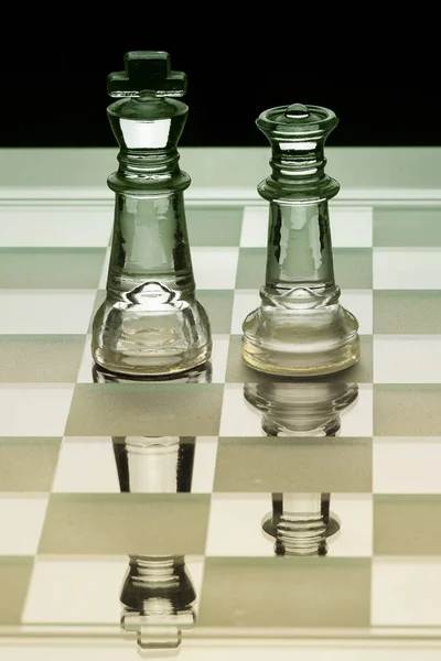 King Queen Glass Chess Pieces Facing Each Other Green Yellow — Stock Photo, Image