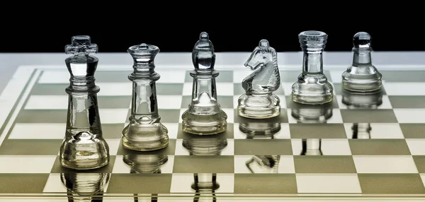 Assortiment van glas schaakstukken aan boord met oranje en groen — Stockfoto