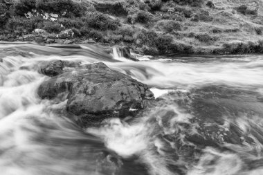 River rapids taşlarla üzerinde Isle of Skye, İskoçya, akan içinde 