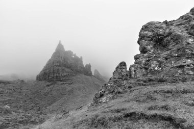 Kaya oluşumları Storr yaşlı adam üzerinde Isle of skye, sis içinde 