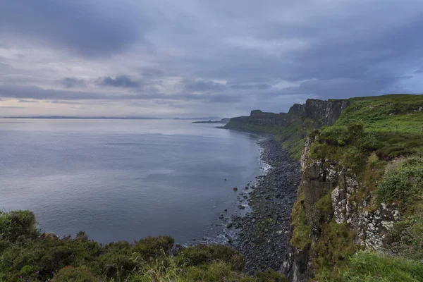 Τοπίο με βράχια και τον ωκεανό στο Isle of Skye απέναντι σκωτσέζικη φούστα — Φωτογραφία Αρχείου