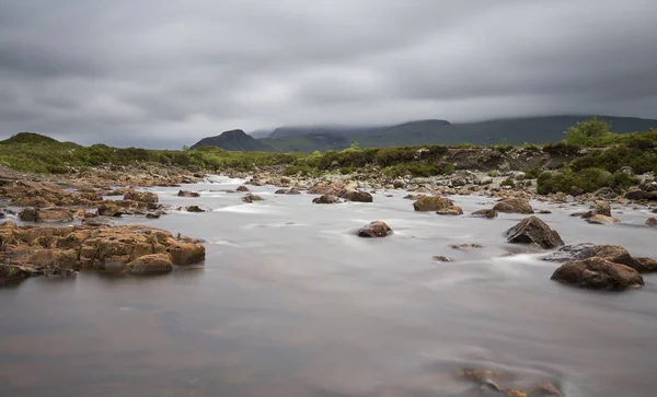 Flod i Isle of Skye, Skottland, flödar över forsar med stenar — Stockfoto