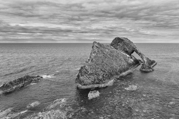 Arco-fidle Paisaje rocoso en la costa de Escocia en afte nublado — Foto de Stock