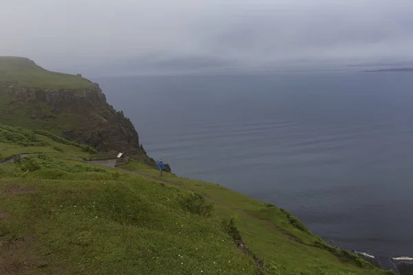 Τοπίο με βράχια και τον ωκεανό στο Isle of Skye απέναντι σκωτσέζικη φούστα — Φωτογραφία Αρχείου