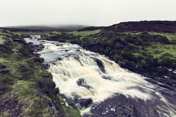 Flod i Isle of Skye, Skottland, flödar över forsar med stenar — Stockfoto