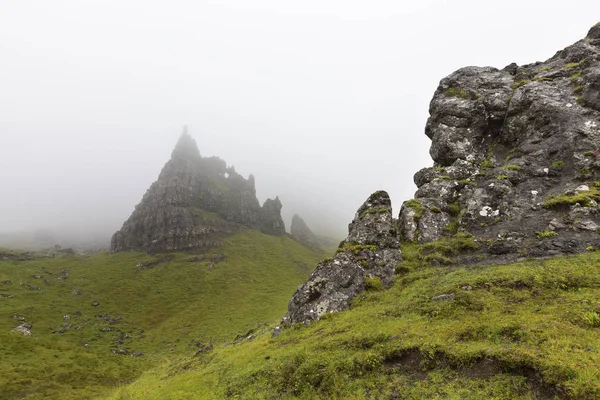 Скельні утворення в туман в на острів Скай, старий Storr — стокове фото
