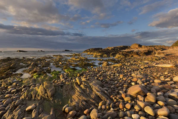 Rocky landscape on the northern coast of Scotland on cloudy afte — Stock Photo, Image