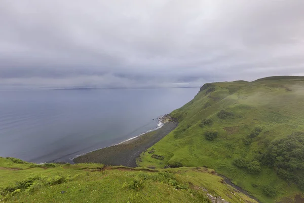 Krajina z útesů a oceánem na protější ostrov Skye Kilt — Stock fotografie