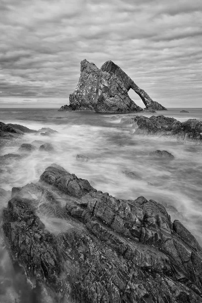 Arco-fidle Paisaje rocoso en la costa de Escocia en afte nublado — Foto de Stock